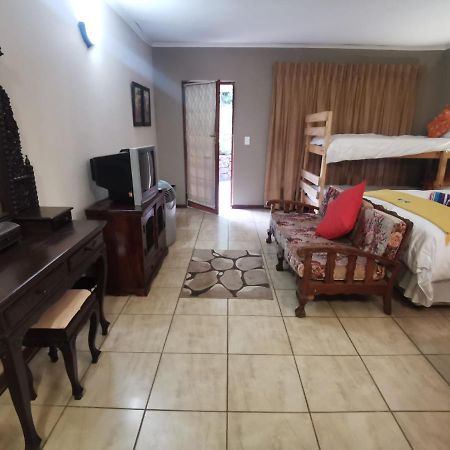 Sun Deck Lodge Hartbeespoort Bagian luar foto