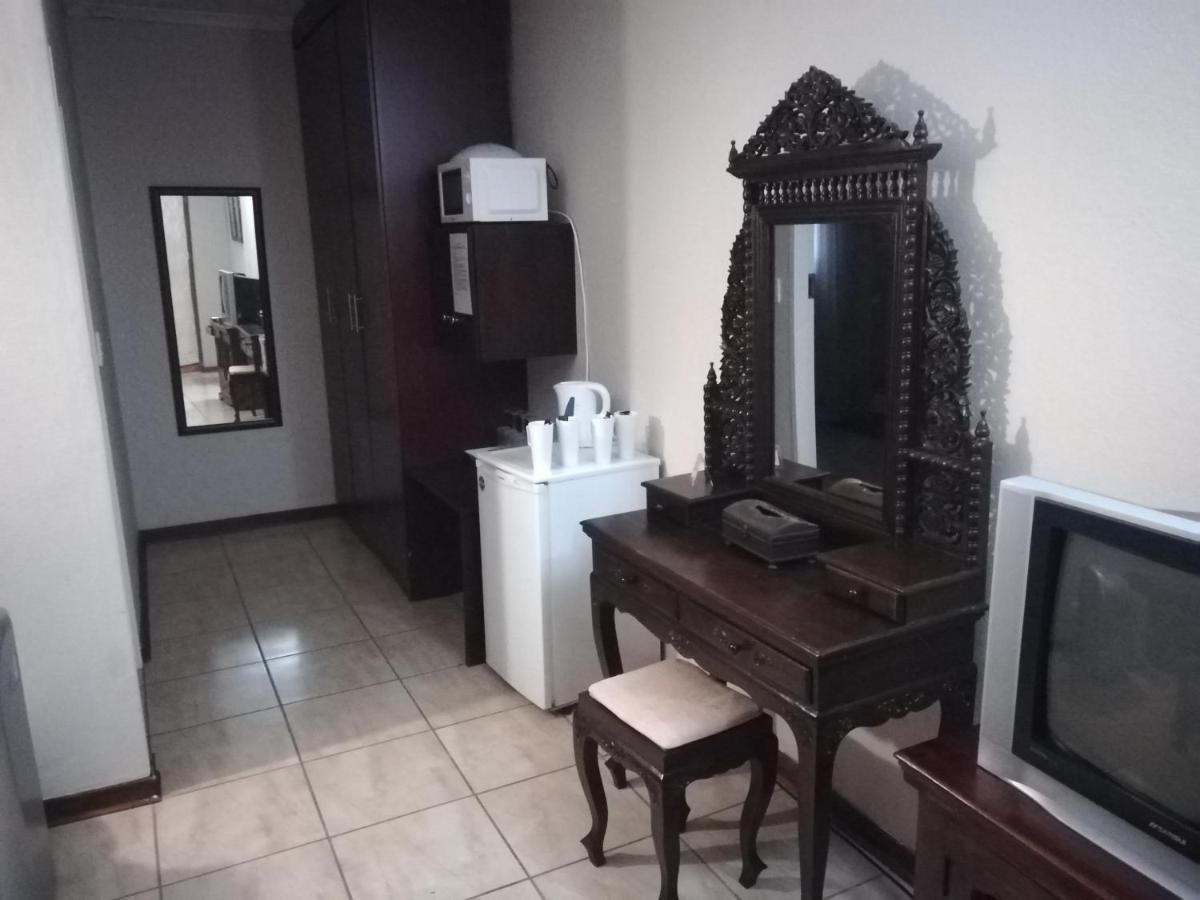 Sun Deck Lodge Hartbeespoort Bagian luar foto